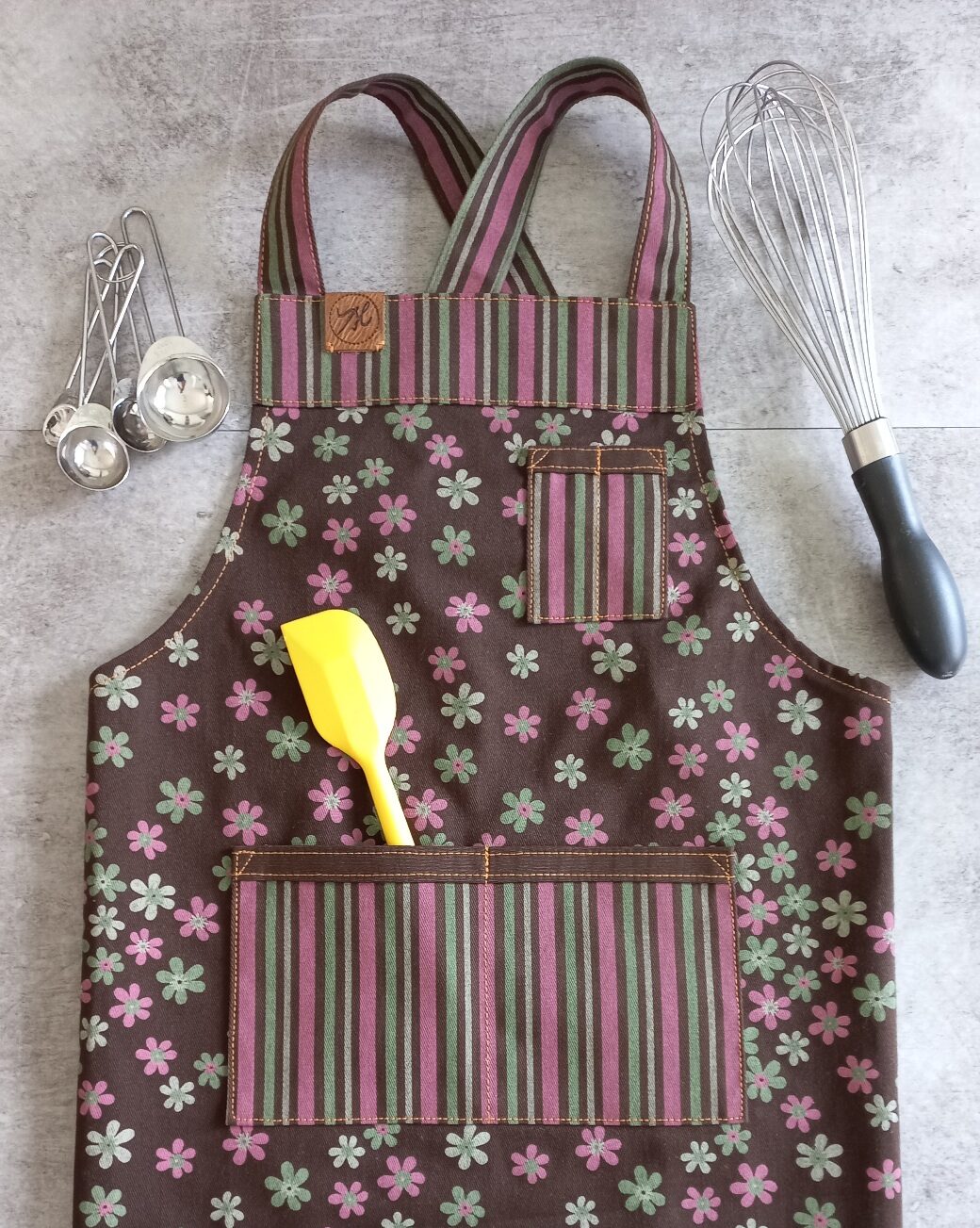 Avental Infantil Marrom/Rosa Flores e Listras G